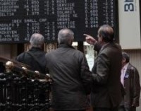 El Ibex 35 sufre el castigo a media sesión y la prima de riesgo se mantiene en máximo a pesar de Grecia