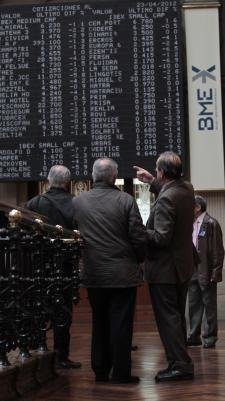 El Ibex 35 sufre el castigo a media sesión y la prima de riesgo se mantiene en máximo a pesar de Grecia