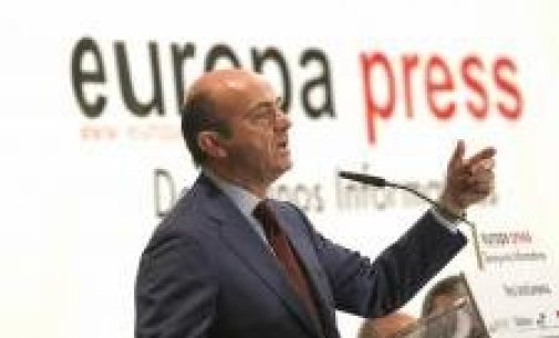 Guindos afirma que nunca se tendrían que haber vendido preferentes a ahorradores