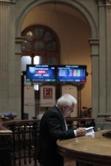 El Ibex rebota un 1,7% a media sesión y recupera la cota de los 6.000 puntos