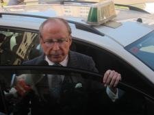 Ruiz-Mateos Saliendo De Un Taxi En Palma
