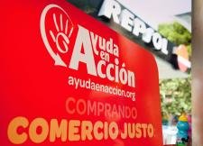 Un cartel anuncia la venta de productos de comercio justo en una gasolinera