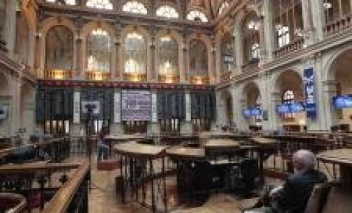 El Ibex sube un 0,5% en la apertura y toca los 8.100 enteros, con la prima por debajo de 420 puntos