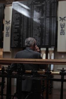 El Ibex 35 se deja un 4,6% en 2012 y se sitúa en su nivel más bajo desde 2003