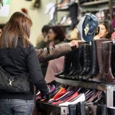 Consumidor comprando botas en una tienda