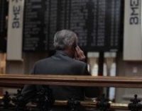 El Ibex retrocede un 0,7% a media sesión, cerca de perder los 8.600 enteros, con la prima en 356 puntos