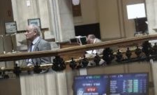 El Ibex cae un 0,2% en la apertura, pendiente del Tesoro