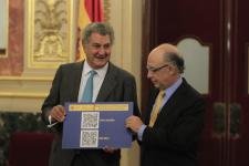 Montoro entrega el proyecto de Presupuestos Generales del Estado (PGE) 2014