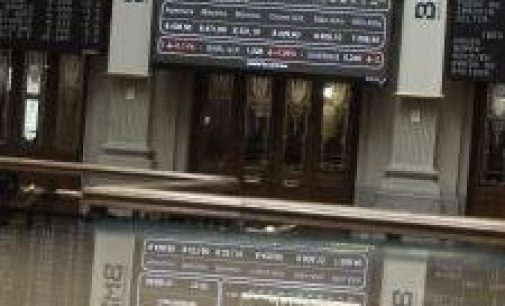 El Ibex amplía pérdidas (-1%) a media sesión y se aleja de los 9.700 arrastrado por bancos y eléctricas