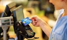 Usuario pagando en un establecimiento con una Visa Contactless