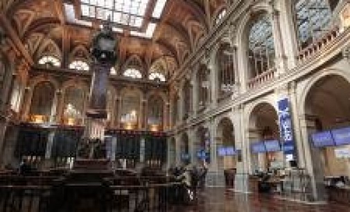 El Ibex retrocede un 0,23% y pierde los 10.300 enteros en la media sesión, con la prima en 173,4 puntos