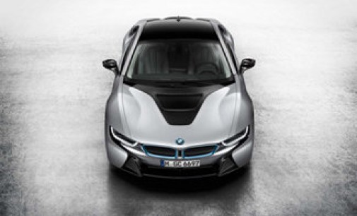 BMW lanza el i8 , el vehículo híbrido enchufable de la marca y segundo modelo de la división i. Estará disponible a partir de 129.900 euros.