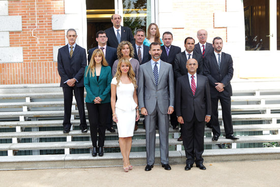 S.A.R. el Príncipe Don Felipe de Borbón entre la directora general de Madrid Excelente y vicepresidenta de de la Asociación Nacional de Centros Promotores de la Excelencia, Doña Alejandra Polacci,y su presidente, Don Remigio Carrasco, durante la audiencia esta mañana en el Palacio de la Zarzuela, junto a una delegación de la Asociación.