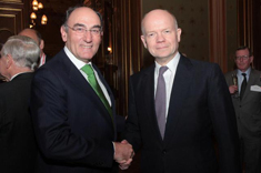 Ignacio Galán, presidente de Iberdrola recibe el premio de manos de del presidente de la Cámara de los Comunes y exministro de Asuntos Exteriores de Reino Unido, William Hague