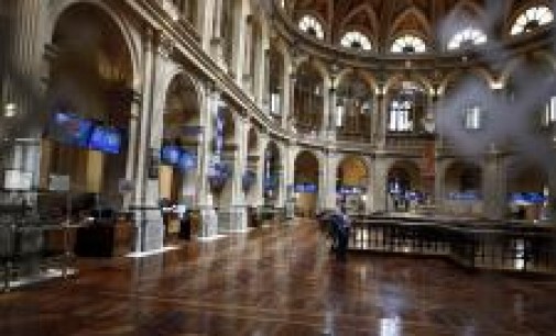 El Ibex 35 sube un 0,77% en la apertura y la prima de riesgo cae hasta 119 puntos, pendiente de Grecia