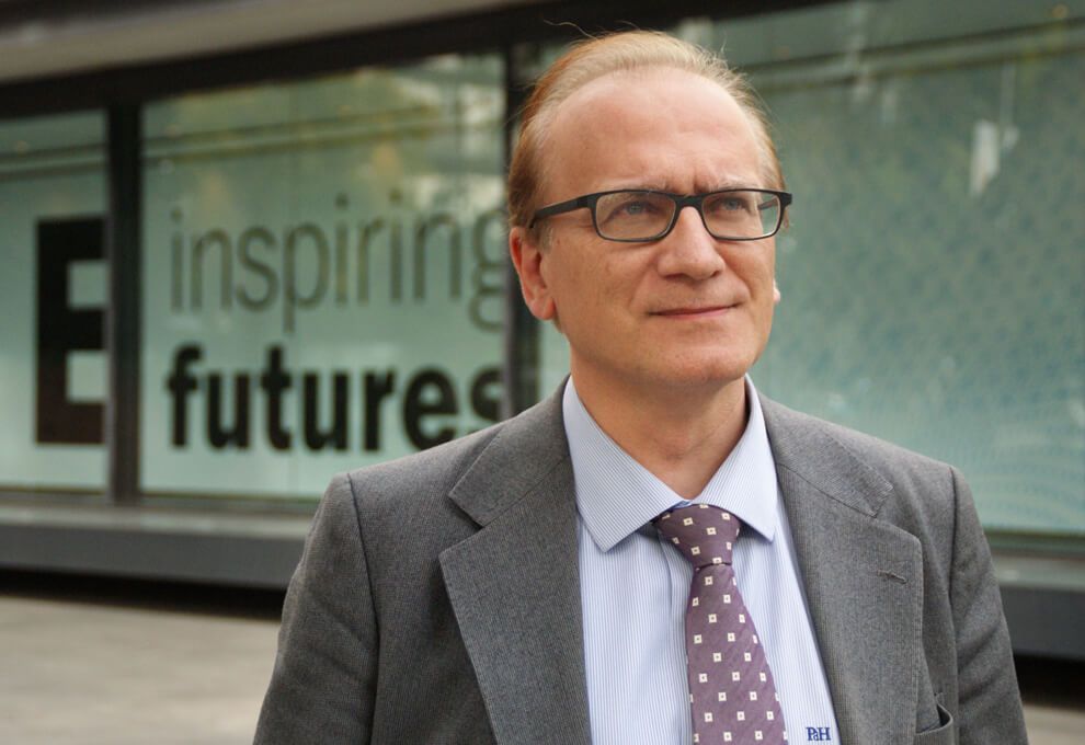 Enric R. Bartlett Castellà Profesor de ESADE Business and Law School (Universidad Ramon Llull)