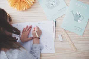 Niña trabajando con los Cuadernos Rubio