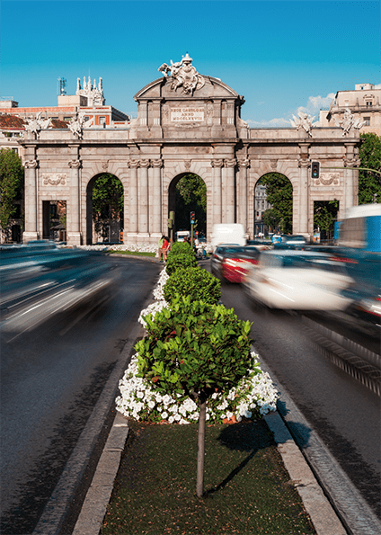 Turismo en Madrid en la Puerta de Alcalá.