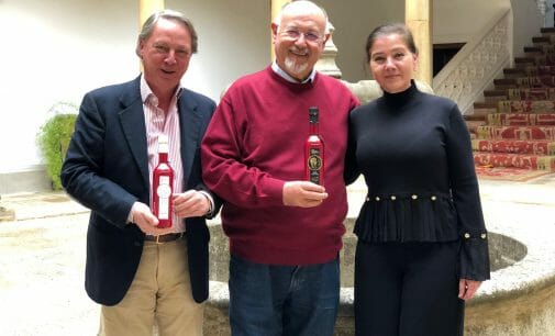 El escritor, Juan Eslava, diseña las nuevas etiquetas del Primer Día de Cosecha de Castillo de Canena