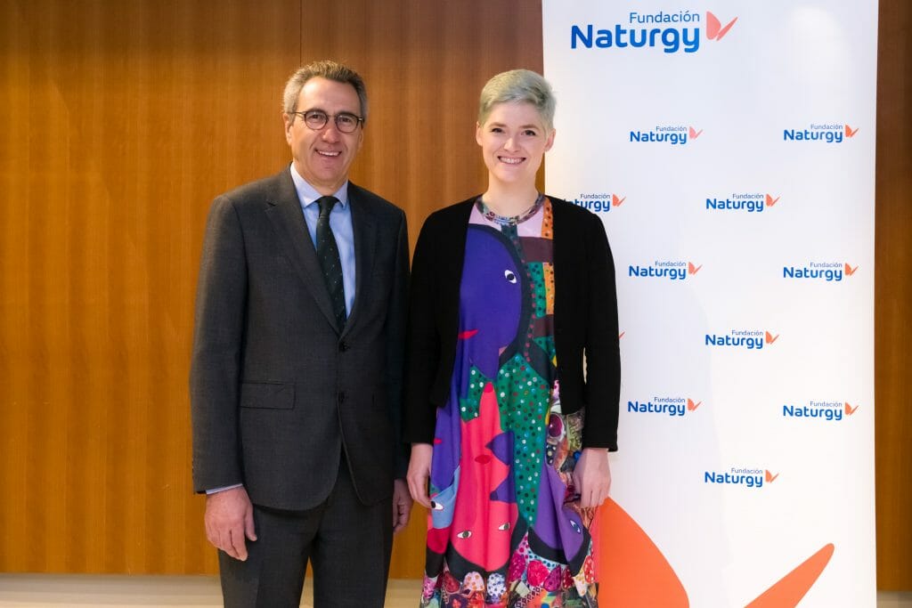 Amber Case posa junto a Martí Solà, director general de la Fundación Naturgy.