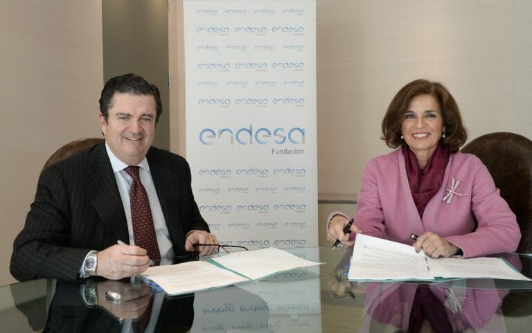Borja Prado y Ana Botella firman el acuerdo del programa Cambiando Vidas.