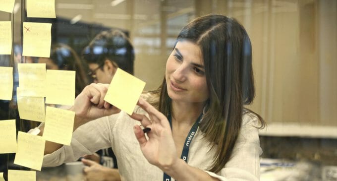 Indra exhibe el talento femenino en tecnologías en su Hack Day