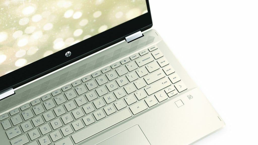 HP Pavilion x360 14 con teclado dorado.