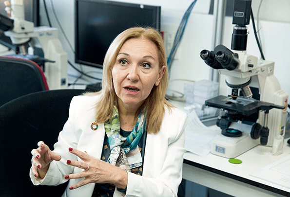 En el laboratorio con la Doctora Carmen Ayuso.