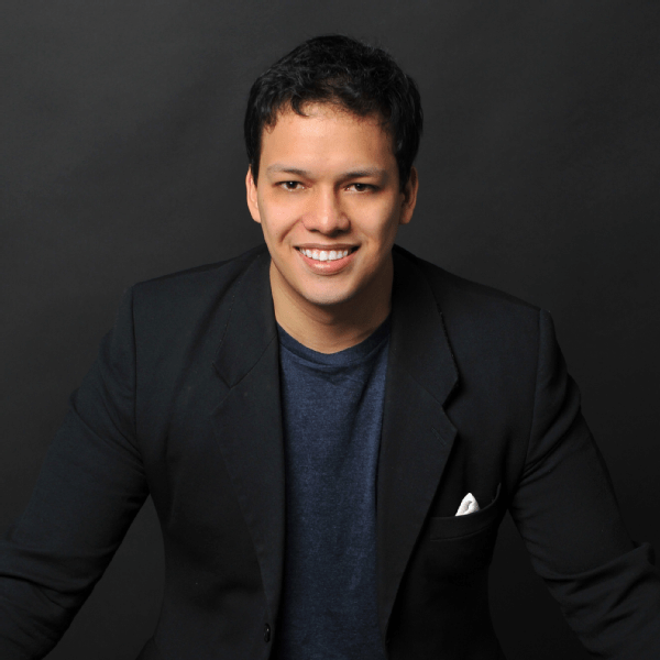 Joshua Aguilar, escritor y emprendedor.