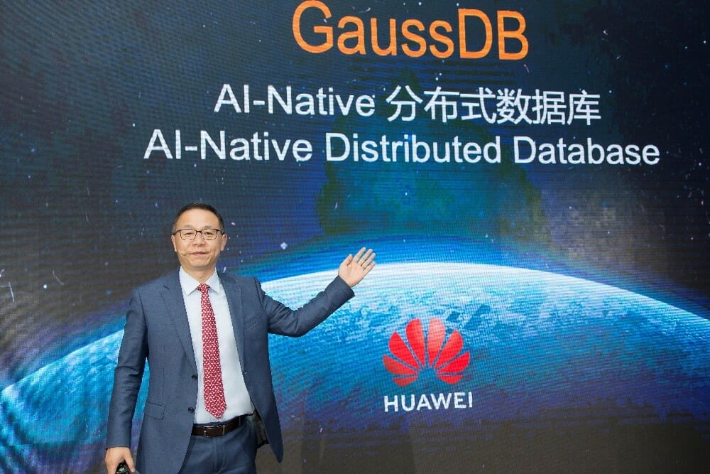 David Wang presenta GaussDB, la base de datos inteligente de Huawei.