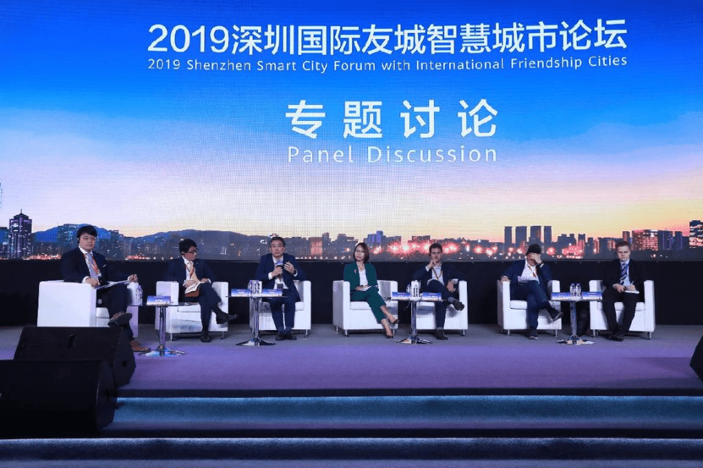 De izquierda a derecha Gao Erji, vicepresidente de Caixin Media y presidente ejecutivo de Caixin Insight.