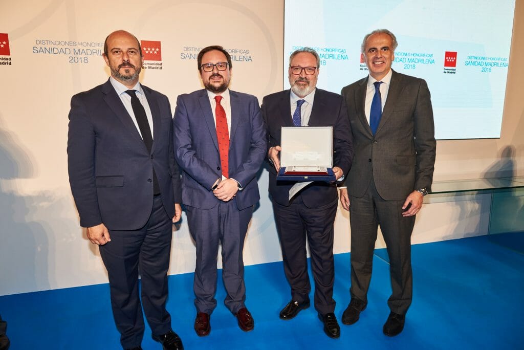 Juan Blanco y Sergio Blanco, de Consalud.es, en reciben un premio de la Comunidad de Madrid.