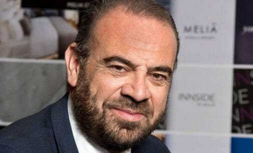 El CEO de Meliá Hotels International, Gabriel Escarrer, firma el “Nuevo Aucerdo para Europa”