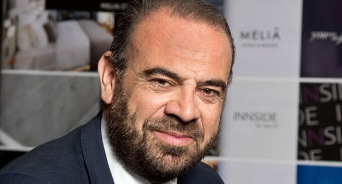El CEO de Meliá Hotels International, Gabriel Escarrer, firma el “Nuevo Aucerdo para Europa”