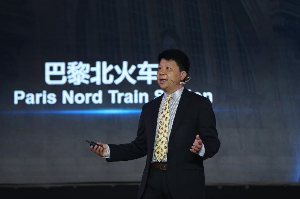Guo Ping, presidente rotativo de Huawei, explica la pirámide de Maslow aplicada a la construcción de ciudades inteligentes.
