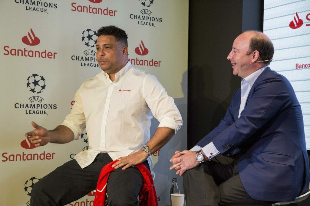 Juan Manuel Cendoya y Ronaldo, presentando la final de la Champions League.