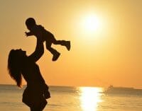 La maternidad es la principal barrera de acceso a la dirección de la mujer en España