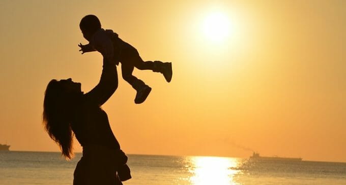 La maternidad es la principal barrera de acceso a la dirección de la mujer en España