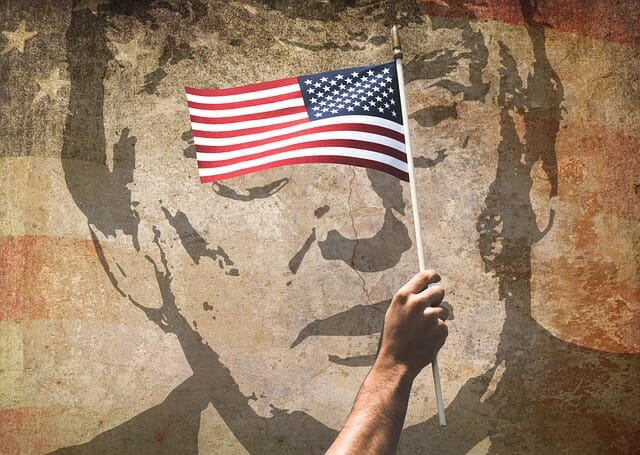 Donald Trump, de fondo tras una bandera de Estados Unidos.