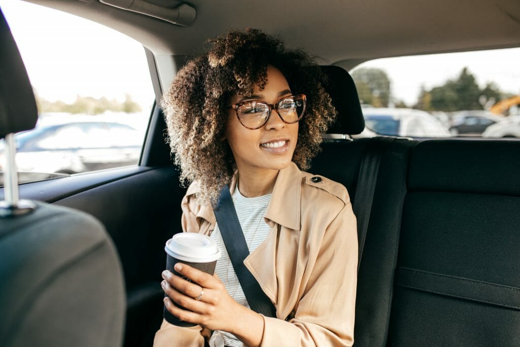 Una usuario en el interior de un coche de Cabify.