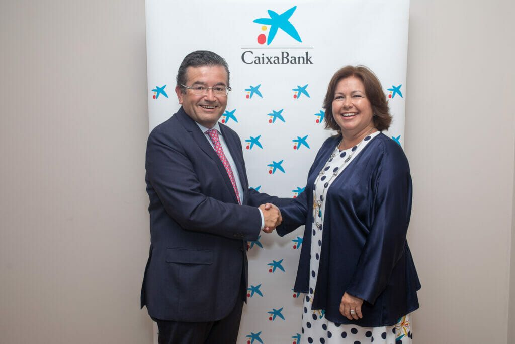 María del Carmen Pérez de Lara (Grupo Pérez Moreno) con Juan Ramón Fuertes (CaixaBank).