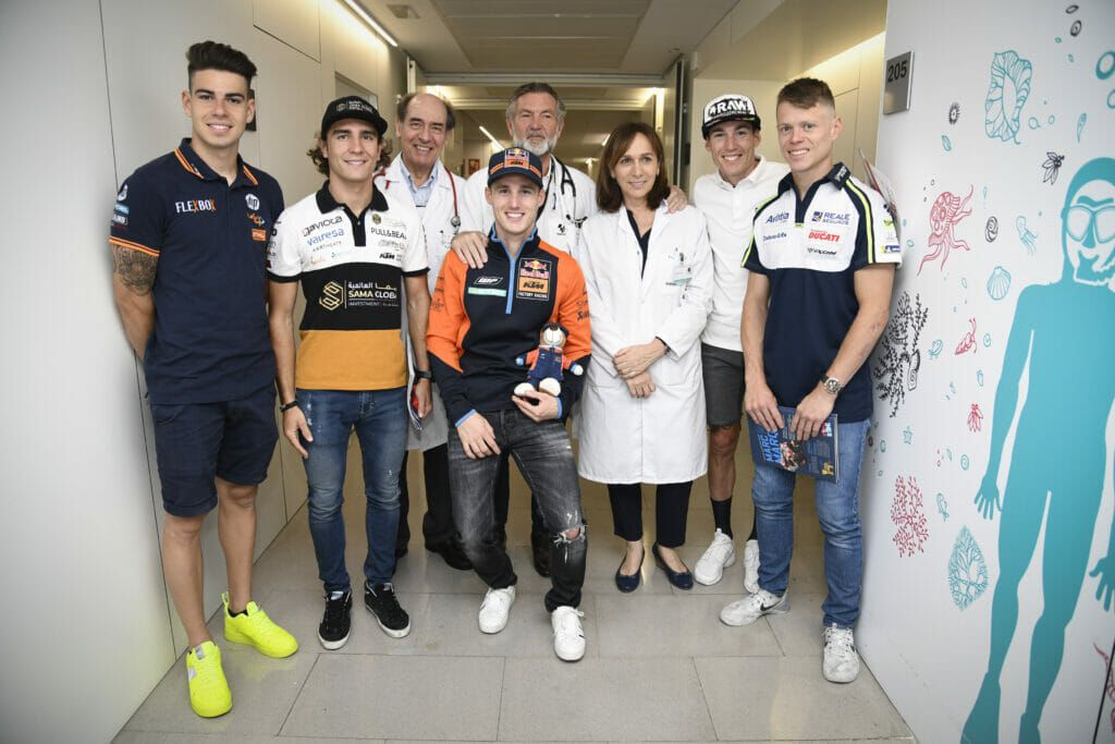 Nuria Solé, gerente del Hospital Universitari Dexeus, el Dr. Ángel Charte, Medical Director de MotoGP y jefe de Servicio de Medicina Interna y el Dr. Vicente Molina.