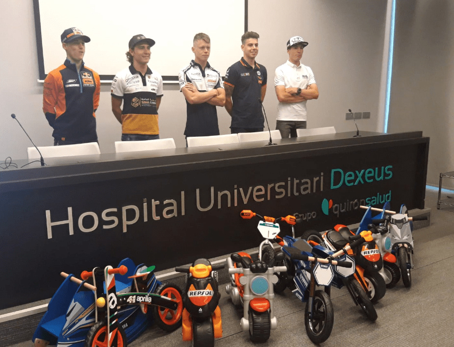 Los pilotos de MotoGP dan su apoyo a los niños en un hospital de Barcelona.