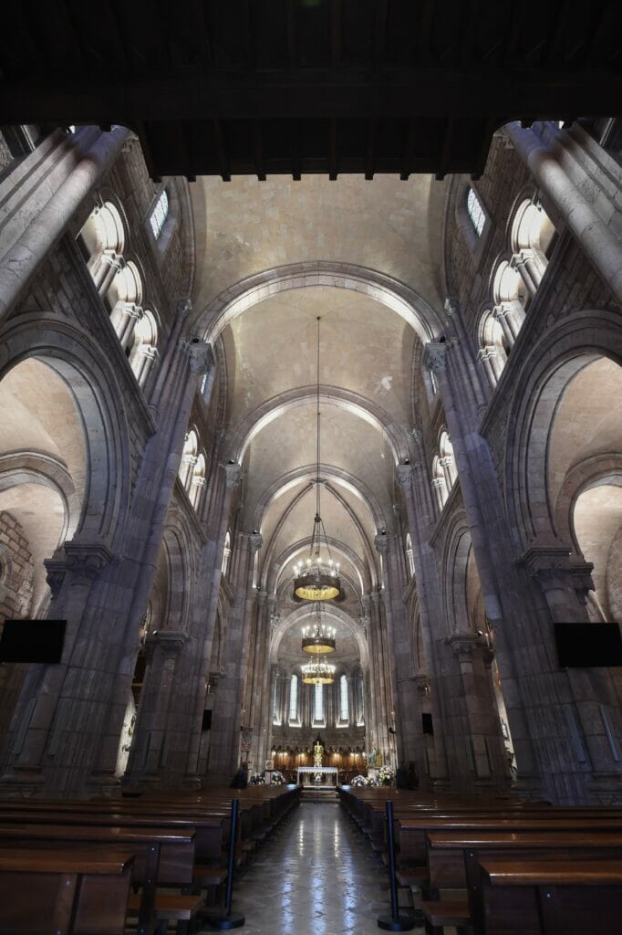 interior de la basilica de covadonga con iluminación LED alta eficiencia.