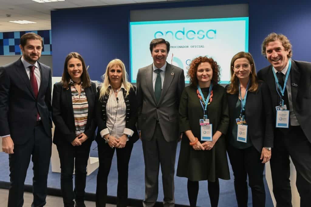 Foto de grupo de los participantes en la Jornada  "Transición Justa- Hacia una economía baja en carbono",  del programa oficial de COP25, celebrada en Endesa.