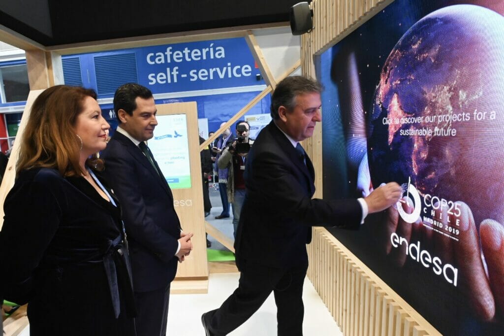 Juanma Moreno en el stand de Endesa de la COP25.