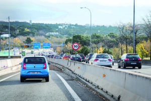 Un vehículo eléctrico puede circular por el carril bus.