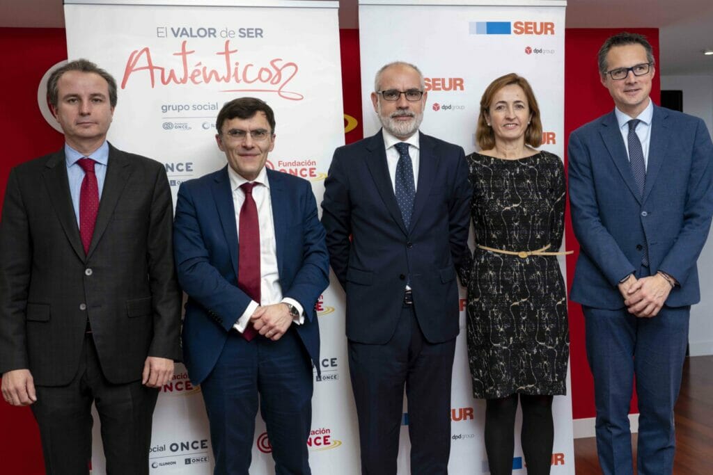 Foto de familia del acuerdo entre la Fundación ONCE y SEUR