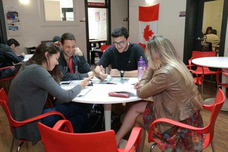 Alumnos en el extranjero aprendiendo un idioma