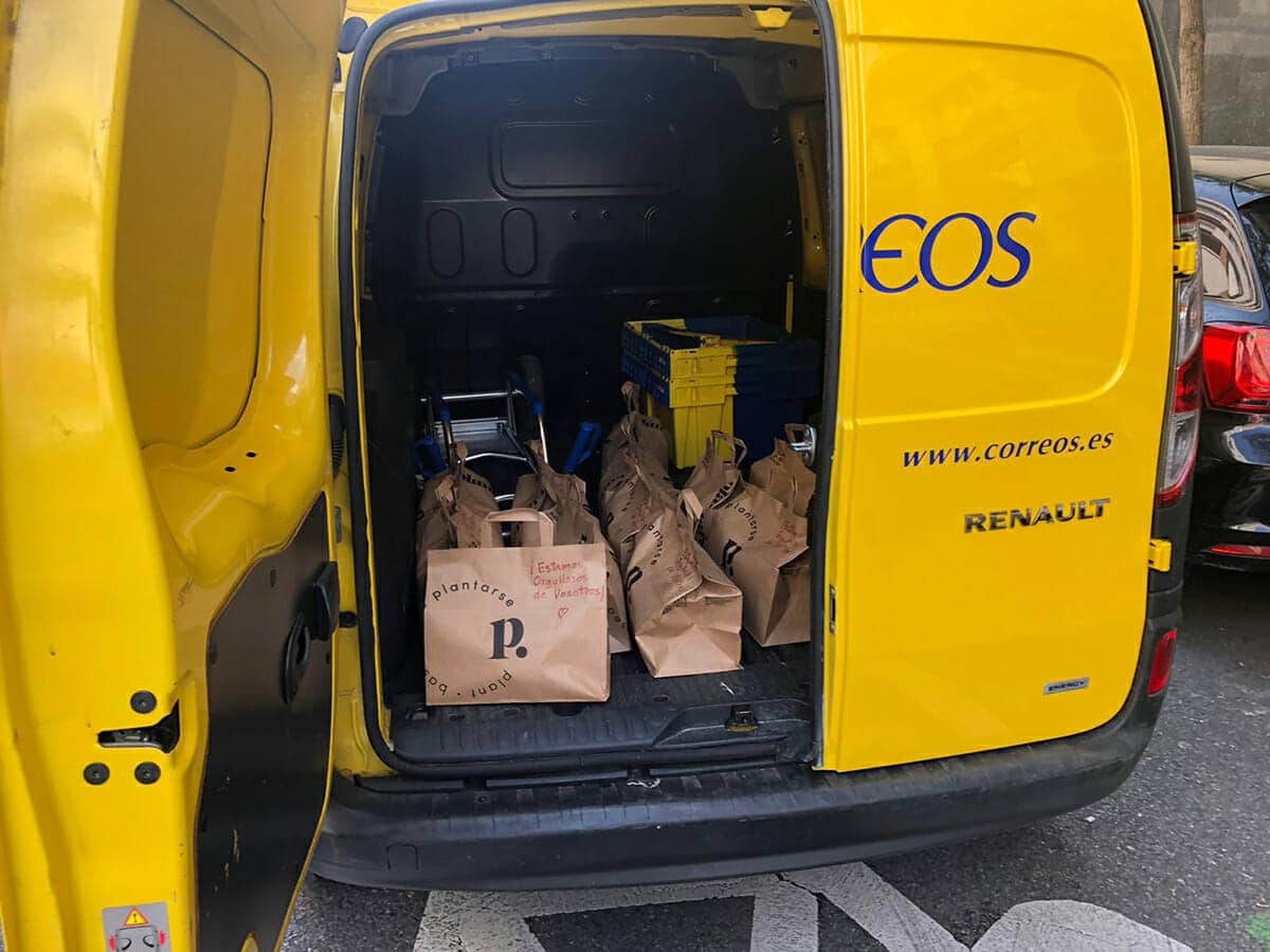 Correos reparte comida a personal sanitario de la Comunidad de Madrid.